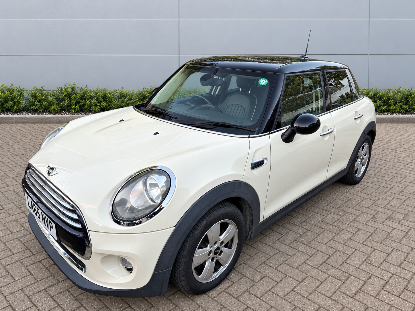 2015 MINI Cooper in white