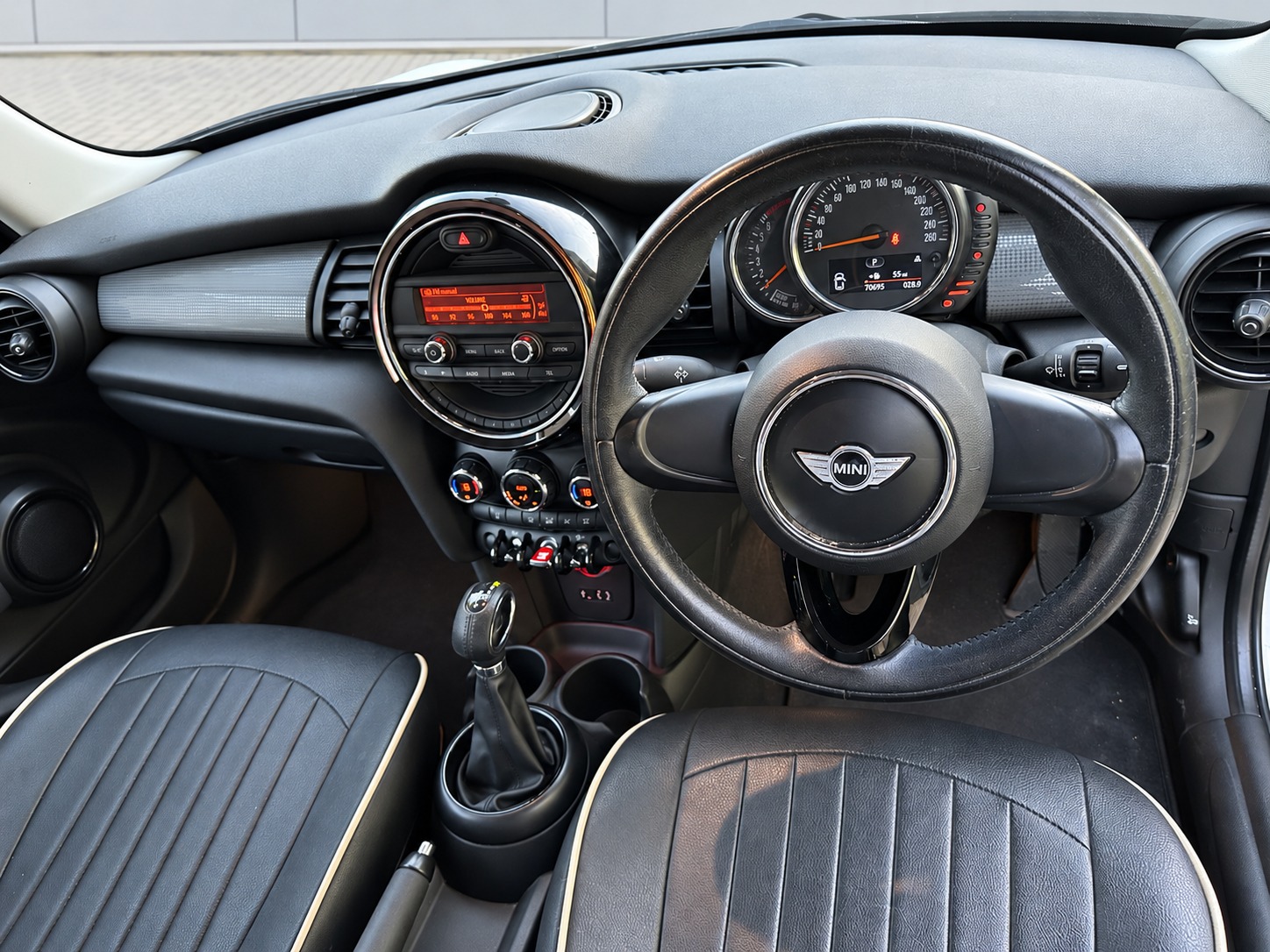 2015 MINI Cooper — photo 11