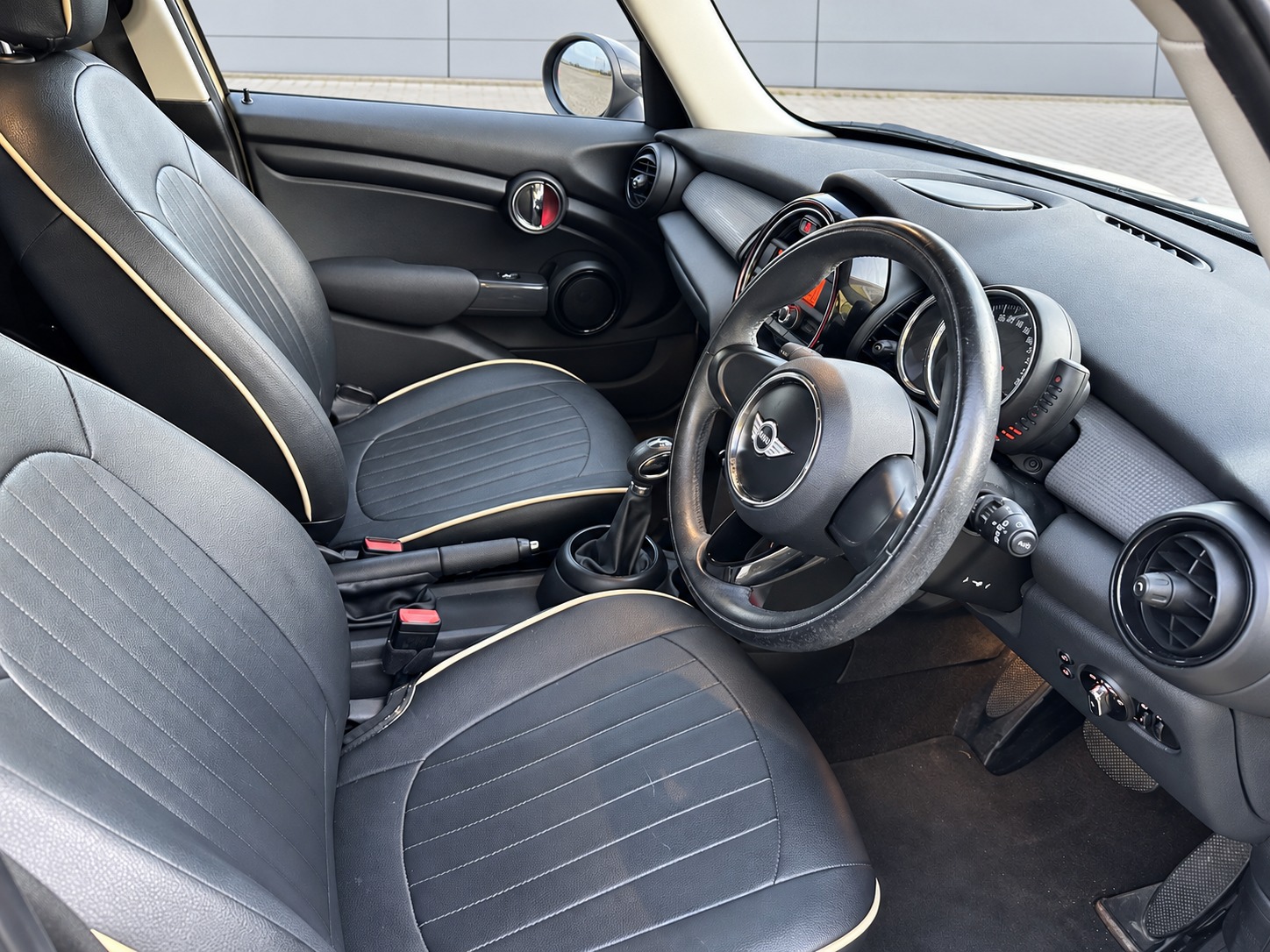 2015 MINI Cooper — photo 10